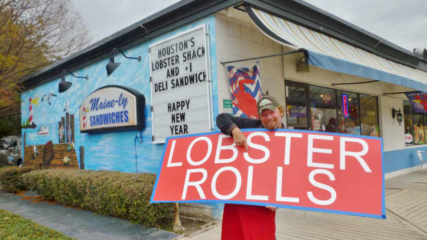 maine-ly-sandwiches-seafood-with-nautical-decor-in-houston