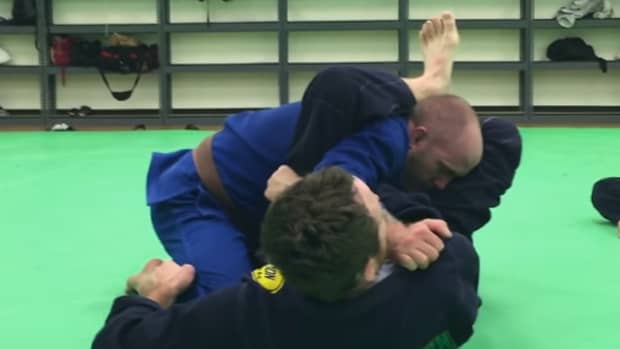 how-to-set-up-a-tight-armbar-from-guard-in-bjj