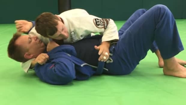 how-to-set-up-a-mounted-triangle-using-the-lapel-a-bjj-tutorial