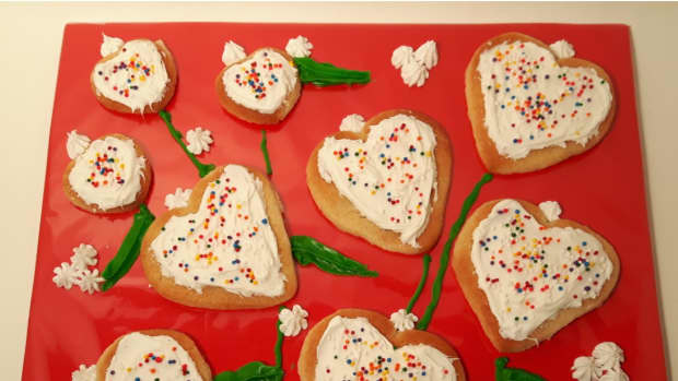 how-to-make-a-simple-valentine-cookie-bouquet