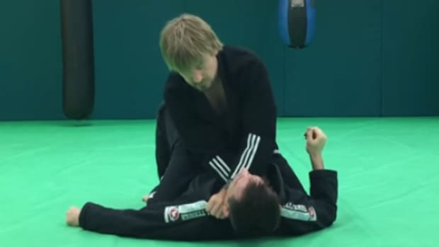 how-to-cross-choke-from-the-mount-in-bjj
