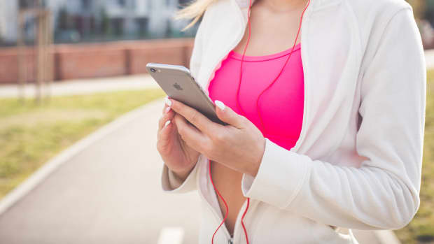 5-reasons-to-walk-without-headphones