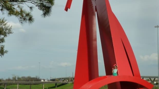 steel-sculpture-titled-houston-by-mac-whitney-located-in-houston-texas