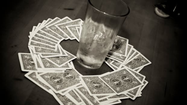 RUE - How to play the drinking game King's Cup. Perfect