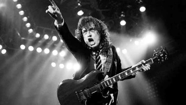 angus-young-and-the-gibson-sg