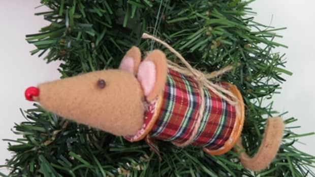 diy-christmas-craft-cute-mouse-stuck-in-a-spool-tree-decoration