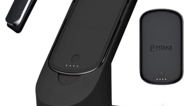 pitaka-magez-juice-review-most-innovative-2-in-1-power-bank-wireless-charging-stand