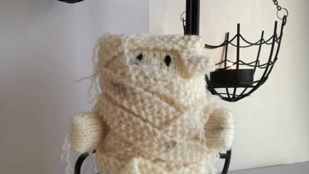 how-to-knit-a-halloween-costumes-for-a-knitted-doll