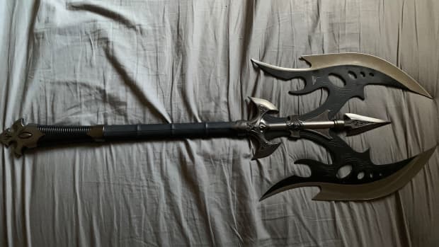 review-of-united-cutlerys-kit-rae-black-legion-battle-axe