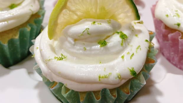 lime-and-coconut-cupcake-with-vanilla-frosting