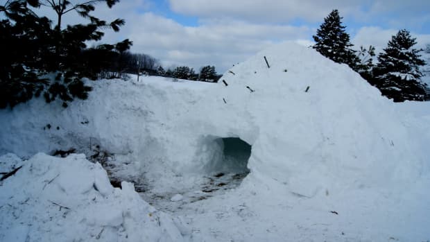 how-to-build-a-quinzee-emergency-snow-shelter