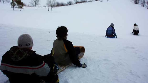 winter-outdoor-activities-sledding-and-tobogganing-family-adventure