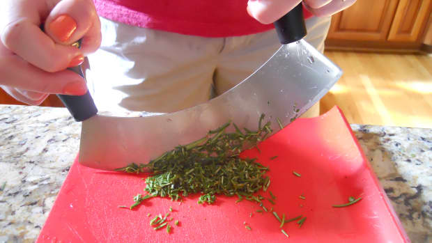 kitchen-tools-to-cut-fresh-herbs