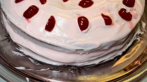 1950s-style-maraschino-cherry-cake
