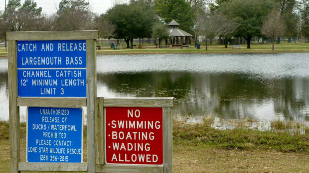 bane-park-in-houston-many-amenities-including-fishing