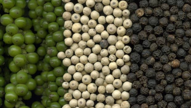 comparing-green-peppercorns-to-other-colors-and-a-flavorful-sauce-recipe
