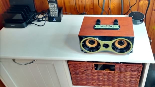 review-of-the-hawk-li-wooden-wireless-bluetooth-speaker