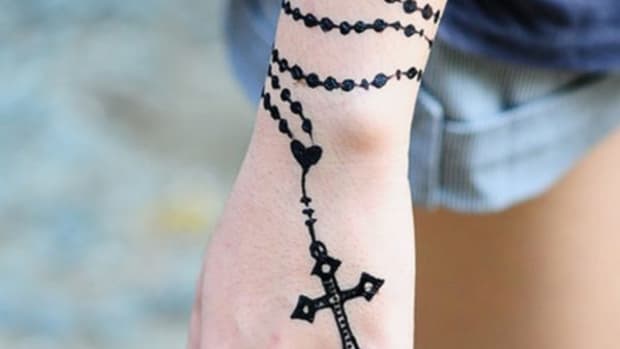 75 Brilliant Rosary Tattoo Ideas and Their Meanings - Wild Tattoo Art |  Foot tattoos girls, Foot tattoos for women, Rosary tattoo on hand