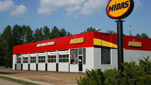 I'm not promoting Midas over other shops, but in this instance, look at how well maintained this store is.  Sign in good shape, bay banners are nice and fresh, bushes trimmed, etc. That's a good start.