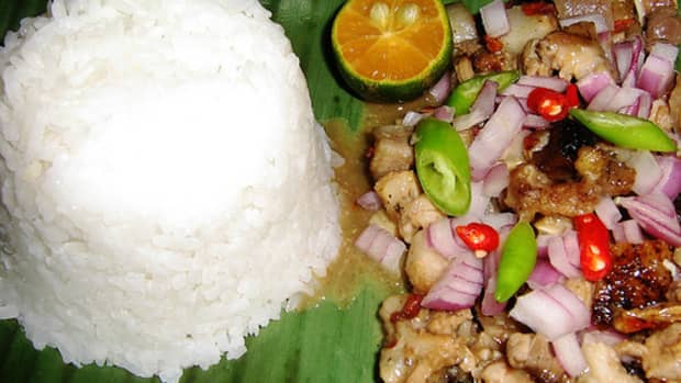 Spicy 'Sisig' Served with Steamed Rice on Banana Leaf (Photo courtesy by vintagetei from Flickr)