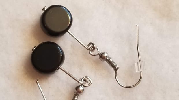 how-to-make-simple-black-coin-bead-earrings