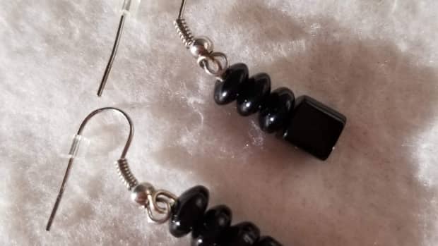 how-to-make-simple-black-cube-and-circular-bead-earrings