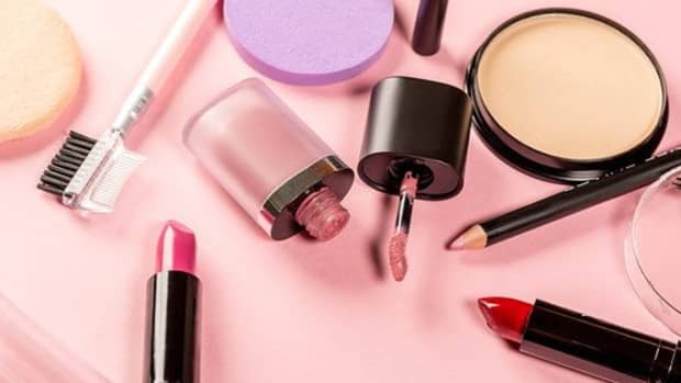 cosmetics-contain-many-toxins