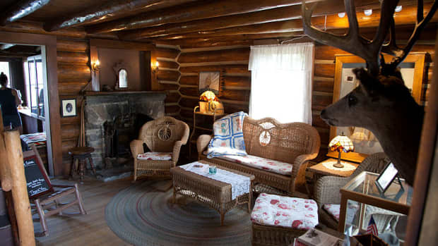 my-cousins-log-cabin-furniture