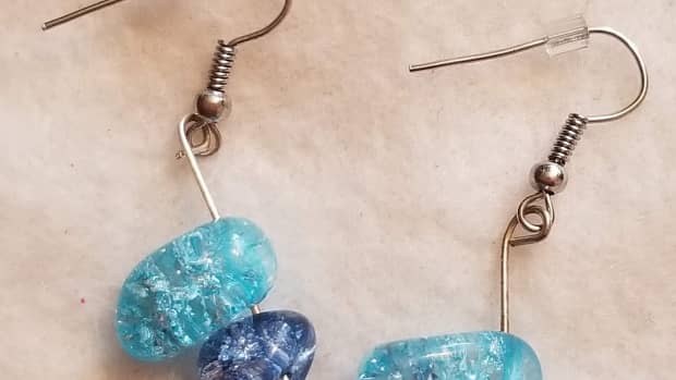 how-to-make-simple-dark-blue-jean-and-clover-colored-stone-earrings