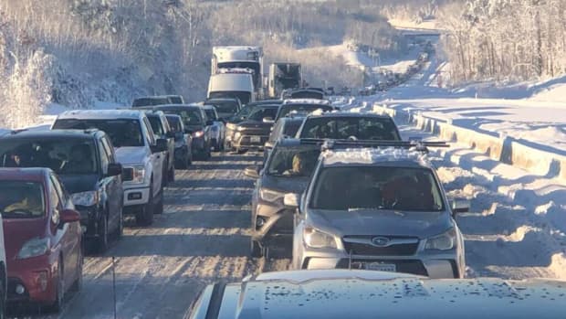 motorists-stuck-on-icy-i-95-for-27-hours-given-bread