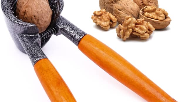 what-is-most-efficient-way-to-crack-walnuts