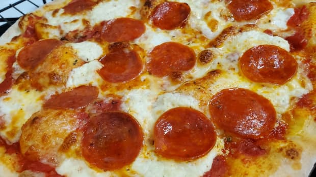 crispy-new-york-style-pepperoni-pizza-in-a-home-oven