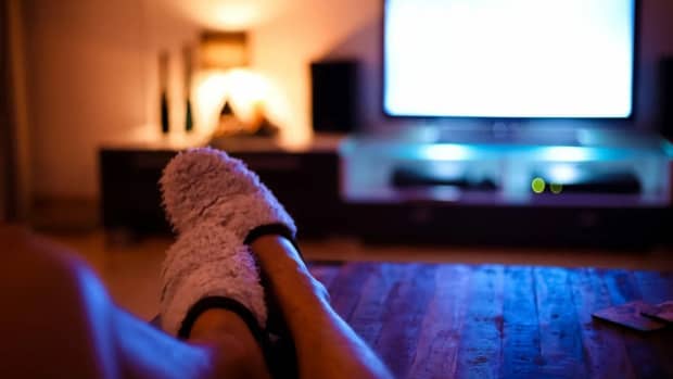 10-reasons-why-you-shouldnt-fall-asleep-with-the-tv-on