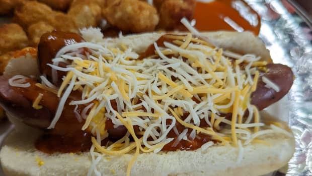 hot-dogs-with-chili-cheese-coatings