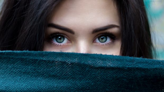 hidden-signs-that-a-girl-is-into-you-from-an-infjs-eyes