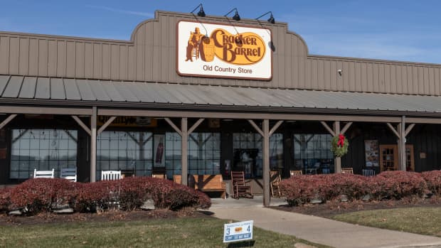 Baby Goes Into a ‘Food Coma’ After Eating at ‘Cracker Barrel’ and We ...