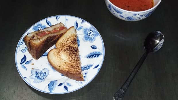 homemade-grilled-cheese-sandwiches-and-tomato-soup