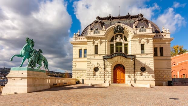 buda-castle-a-historic-district-is-being-reborn