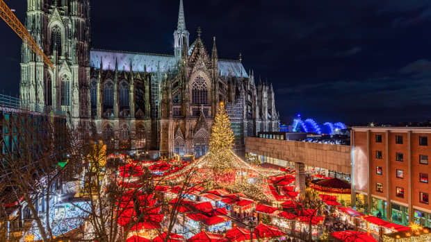 Christmas market in front of the Cologne Cathedral at night