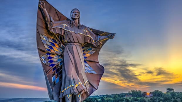 the-dignity-of-earth-and-sky-monument-honoring-indigenous-women-of-the-plains