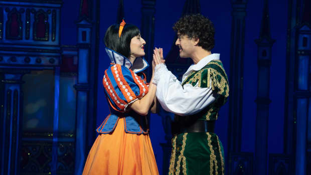 snow-white-and-the-seven-dwarves-new-wimbledon-theatre-panto-review