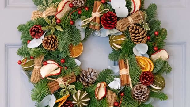 the-history-of-christmas-traditions-christmas-wreaths