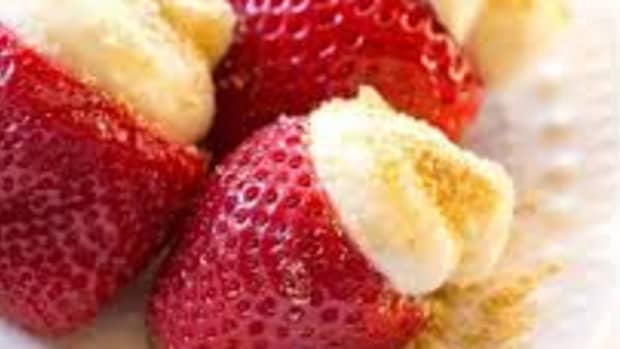 5-ingredient-cheesecake-stuffed-strawberries