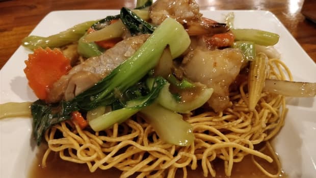 the-secret-to-making-perfectly-crispy-hong-kong-chow-mein-at-home