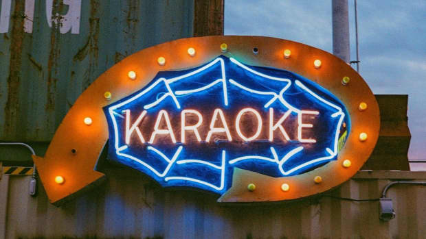 how-to-throw-a-fun-retro-1980s-karaoke-party
