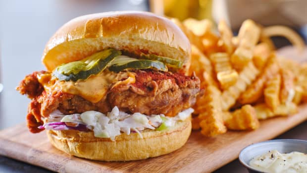 Ultimate Hack for Popular Fast-Food Chicken Sandwich Is Mind-Blowing ...