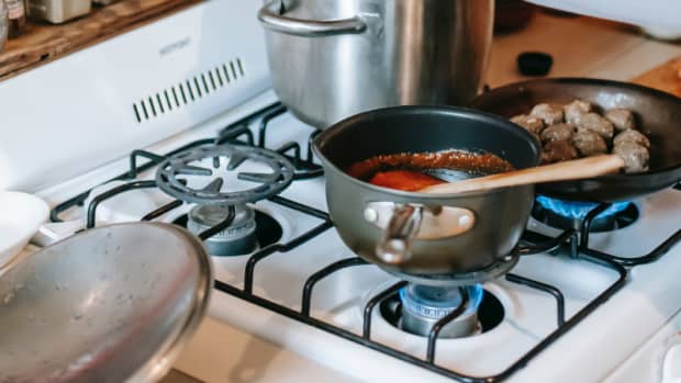 5 Handy Tips to Keep Your Oven Clean During Cooking - Delishably