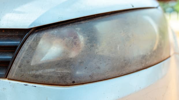 Simple Hack Shows How To Make Car Headlights Look Brand New Using Just 2 Household Items