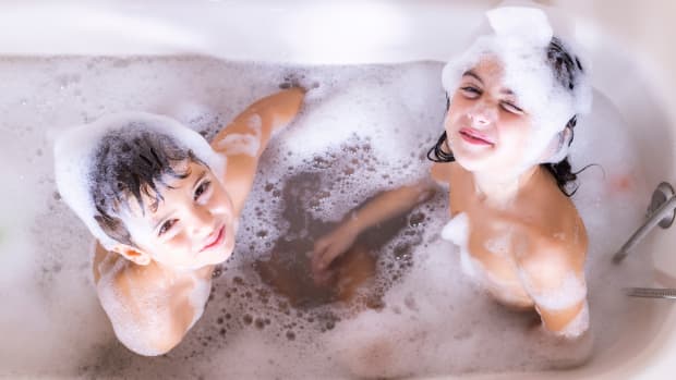 parents-showering-with-their-kids-its-benefits-and-when-to-stop