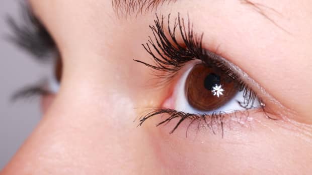 tips-to-grow-long-healthy-eyelashes-using-almonds